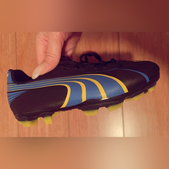 Puma kids size 12 soccer sneakers - Picture 2 of 5